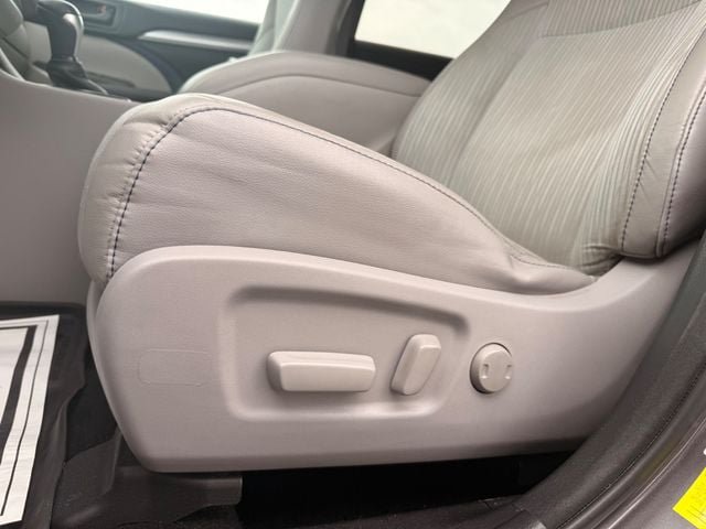 Used 2016 Toyota Highlander Plus FWD image 6
