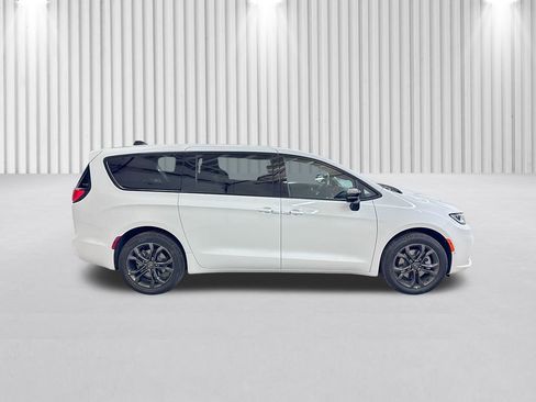 New 2026 Chrysler Pacifica Select image 3