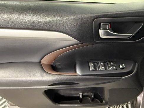 Used 2019 Toyota Highlander XLE FWD image 13