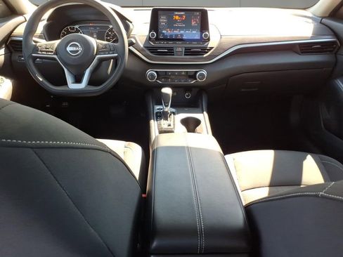 Used 2025 Nissan Altima 2.5 SV FWD image 13