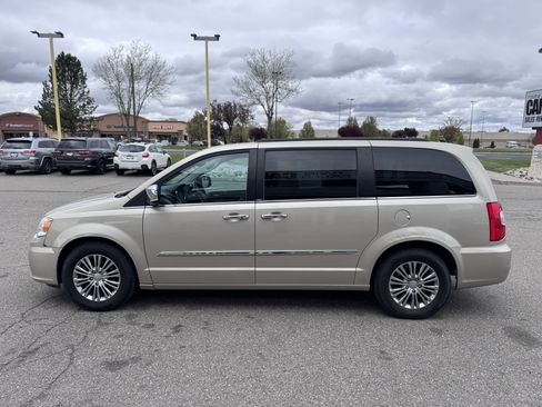 Used 2014 Chrysler Town & Country Touring-L w/ Driver Convenience Group image 5