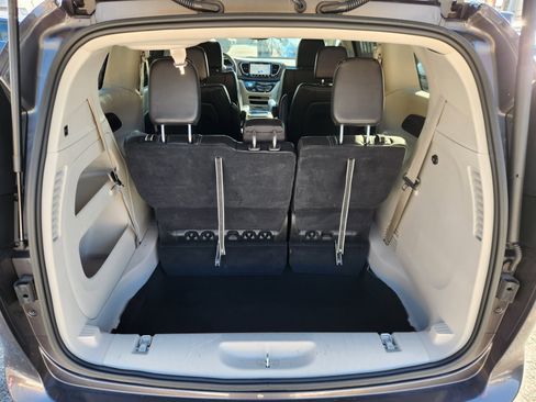 Used 2023 Chrysler Pacifica Touring-L image 19