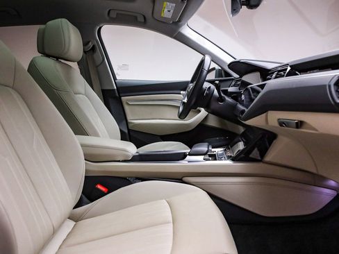 Used 2021 Audi e-tron Premium Plus w/ Premium Plus Package image 18