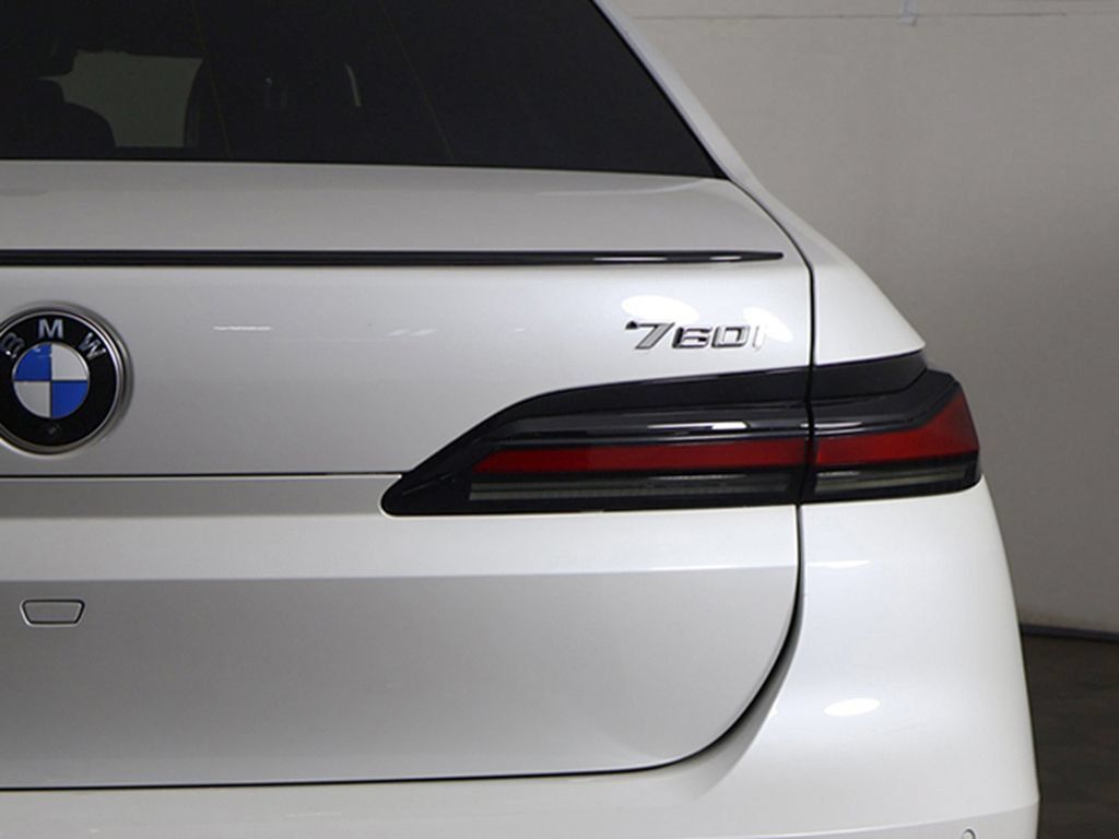 Used 2023 BMW 760i xDrive AWD/4WD image 21