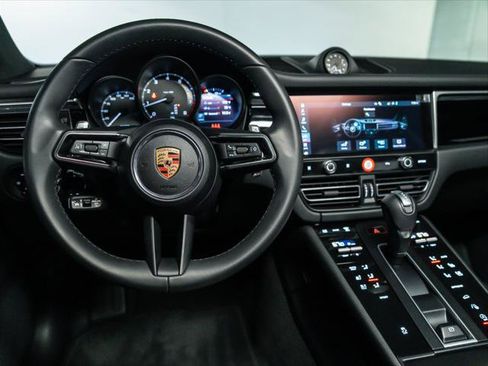 Used 2025 Porsche Macan AWD/4WD image 18