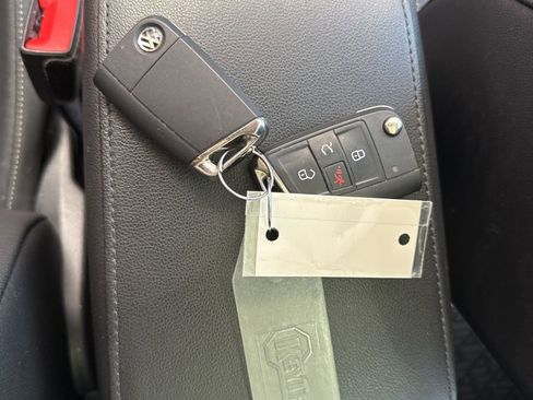 Used 2018 Volkswagen Tiguan SE w/ Panoramic Sunroof Package image 28