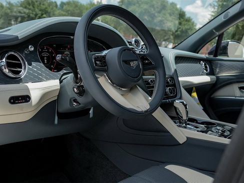 New 2025 Bentley Bentayga image 2