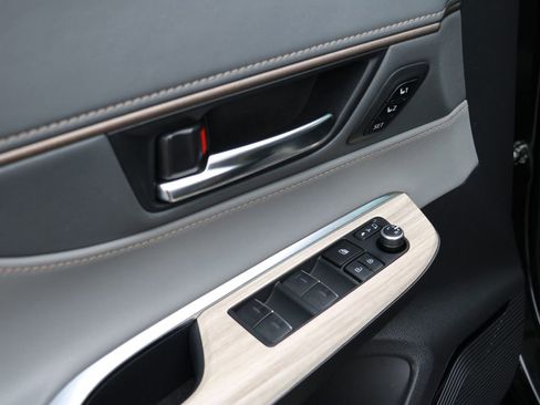 Used 2023 Toyota Venza Limited image 6