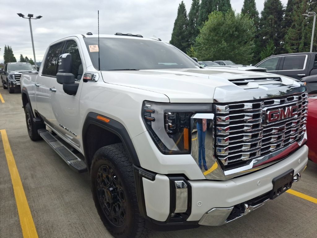 Used 2024 GMC Sierra 3500 Denali w/ Technology Package AWD/4WD image 2