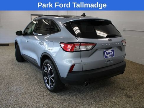 Used 2022 Ford Escape SE w/ SE Sport Appearance Package AWD/4WD image 3