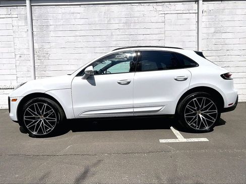 Used 2025 Porsche Macan image 2