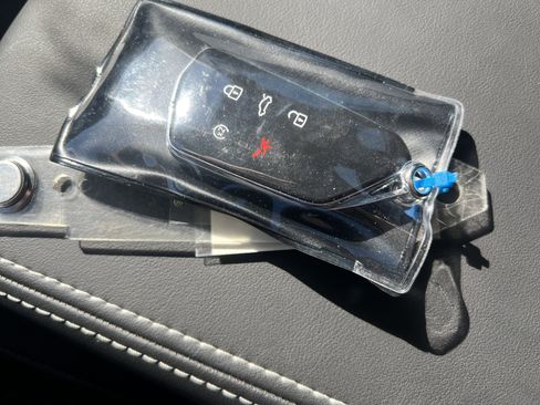 Certified 2025 Volkswagen Atlas Cross Sport SE w/ Panoramic Sunroof Package image 32