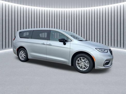 New 2026 Chrysler Pacifica Select FWD image 3