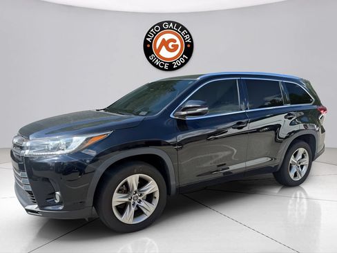 Used 2017 Toyota Highlander Limited FWD image 3