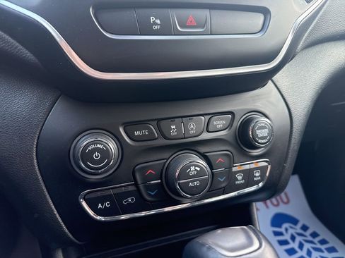 Used 2019 Jeep Cherokee Latitude Plus w/ Comfort/Convenience Group image 31