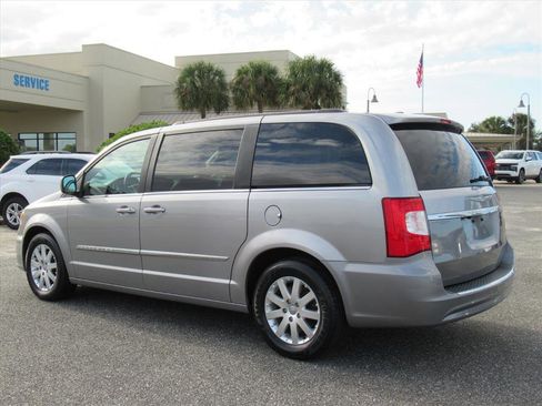 Used 2016 Chrysler Town & Country Touring image 4