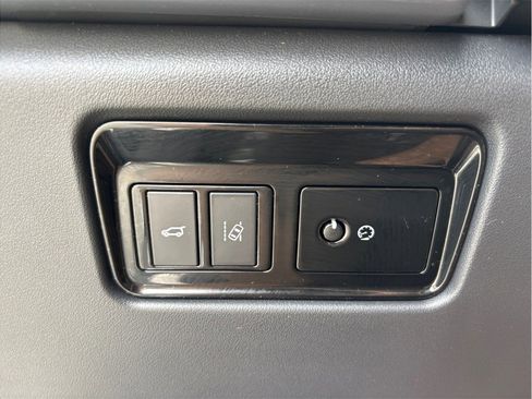 Used 2018 Jaguar F-PACE Premium image 36