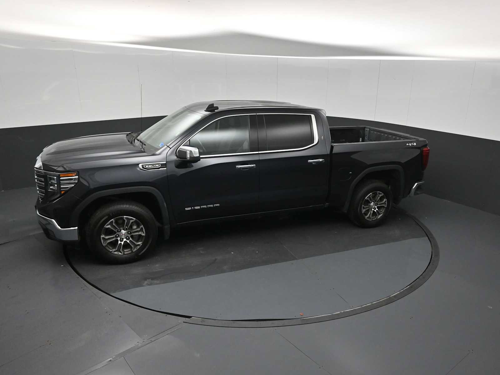 Used 2025 GMC Sierra 1500 SLT AWD/4WD image 13