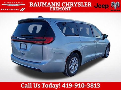 Used 2024 Chrysler Pacifica Touring-L FWD image 8