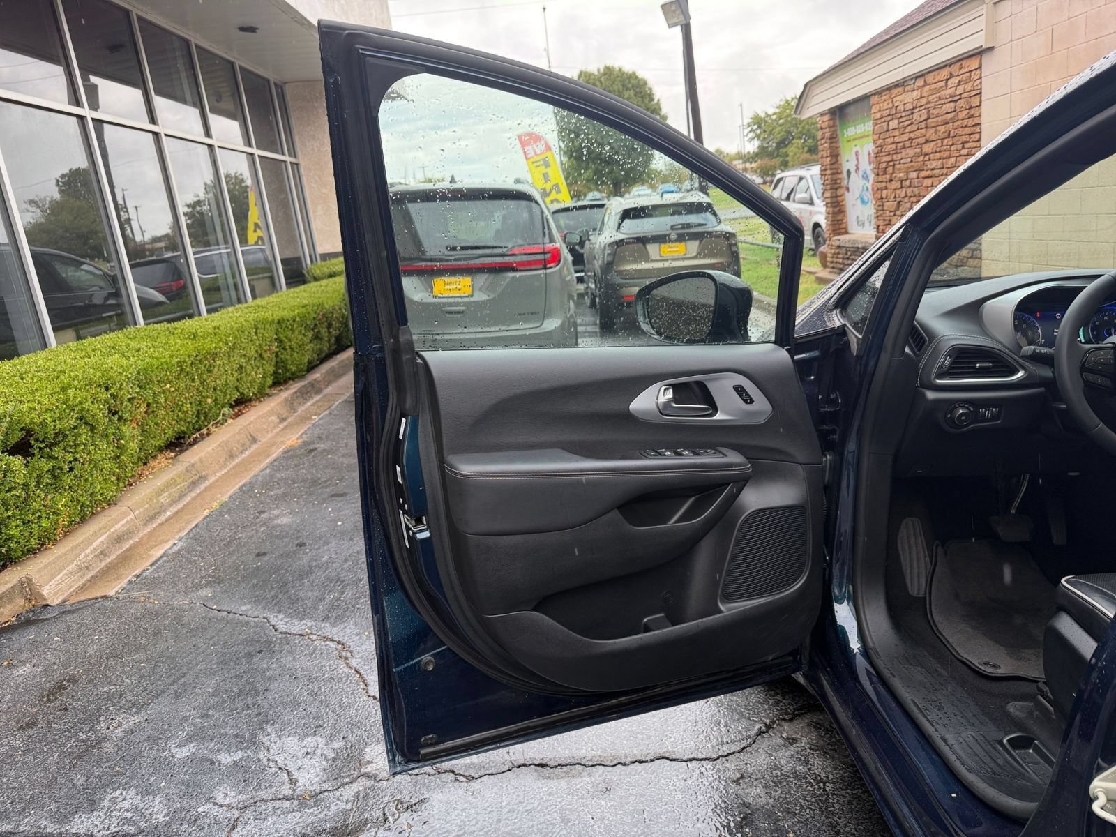 Used 2025 Chrysler Pacifica Limited FWD image 18