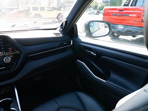 Used 2021 Toyota Highlander XSE image 10