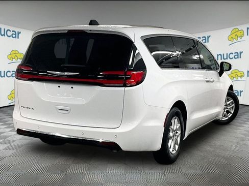 Used 2023 Chrysler Pacifica Touring-L FWD image 6