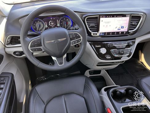 Used 2024 Chrysler Pacifica Touring-L image 12