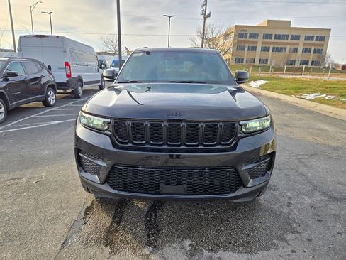 New 2025 Jeep Grand Cherokee Altitude image 10