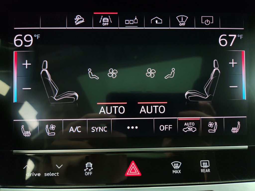 Used 2019 Audi e-tron Prestige w/ Prestige Package AWD/4WD image 17