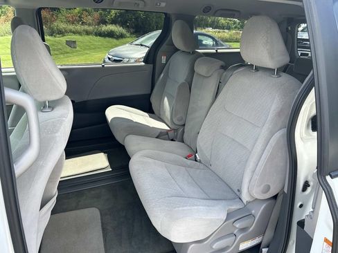 Used 2017 Toyota Sienna LE FWD image 24