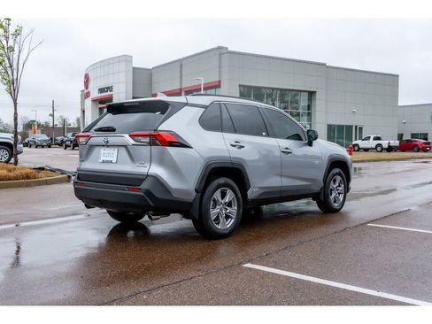Used 2022 Toyota RAV4 LE image 5