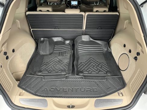 Used 2017 Jeep Grand Cherokee Overland AWD/4WD image 32
