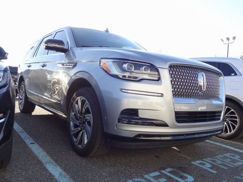 Certified 2024 Lincoln Navigator L 4WD image 1