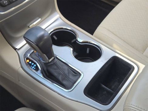 Used 2020 Jeep Grand Cherokee Laredo image 15