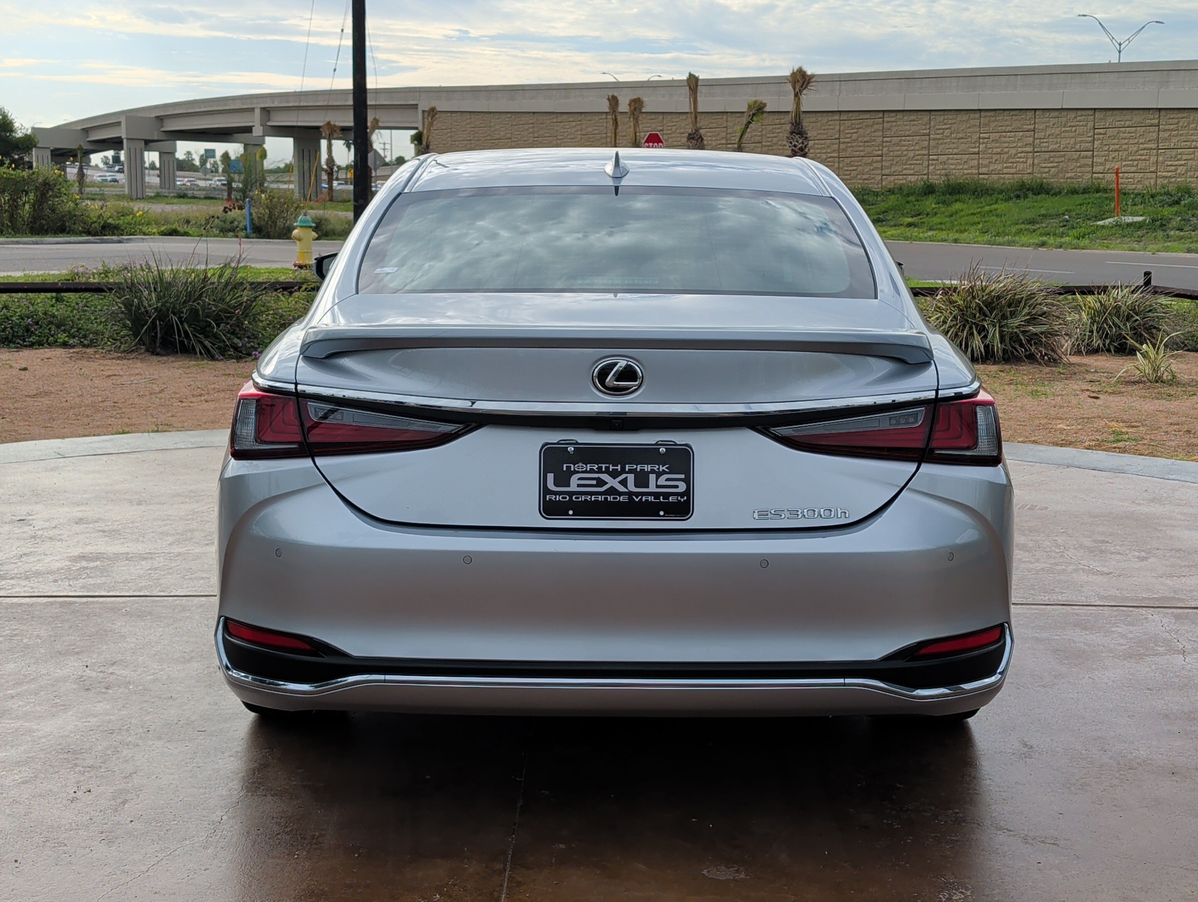 Used 2025 Lexus ES 300h Ultra Luxury w/ Accessory Package (Z1) FWD image 3