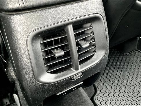 Used 2019 Jeep Cherokee Latitude Plus AWD/4WD image 10
