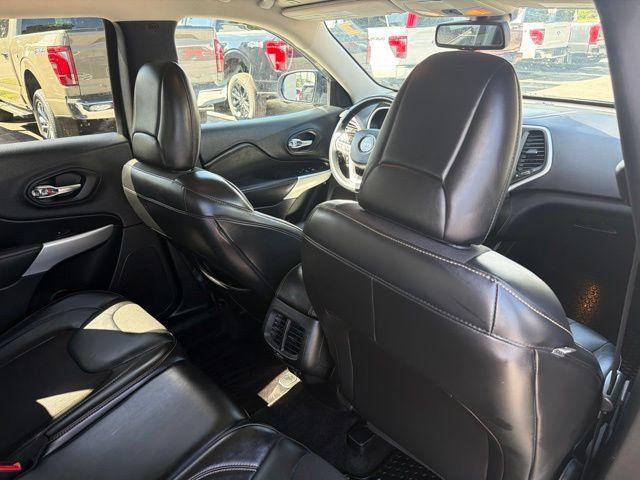 Used 2018 Jeep Cherokee Latitude Plus w/ Cold Weather Group AWD/4WD image 39