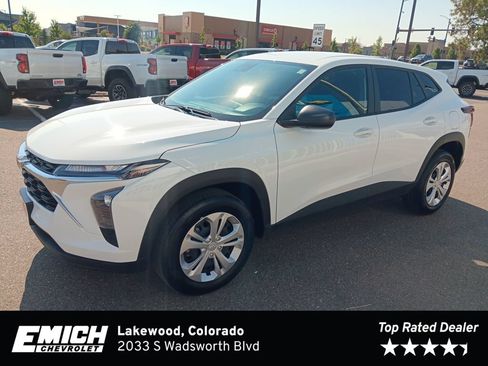 Used 2026 Chevrolet Trax LS FWD image 1