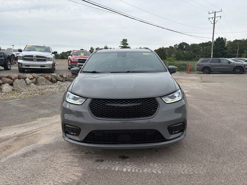 Used 2023 Chrysler Pacifica Touring-L w/ S Appearance Package FWD image 6