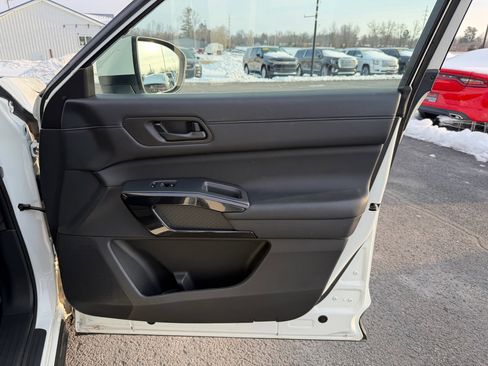 Used 2024 Nissan Pathfinder SV image 24