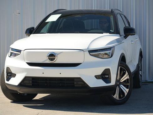 Used 2023 Volvo XC40 Recharge Plus w/ Protection Package Premier image 3