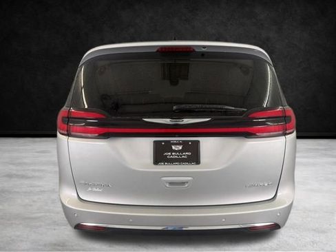 Used 2023 Chrysler Pacifica Limited FWD image 6