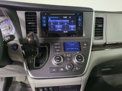 Used 2017 Toyota Sienna XLE Premium w/ Protection Package FWD image 21