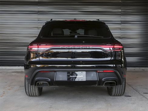 Certified 2022 Porsche Macan image 6