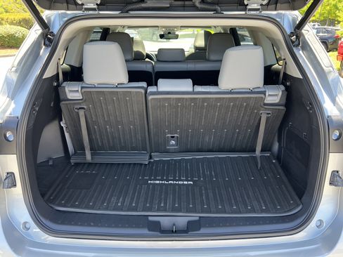 Used 2023 Toyota Highlander XLE FWD image 28