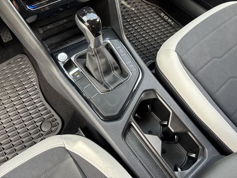 Certified 2025 Volkswagen Taos SE image 23