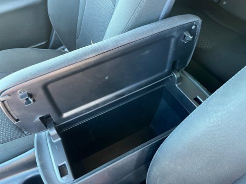 Used 2019 Toyota Prius image 15