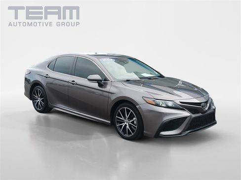 Used 2023 Toyota Camry SE image 1