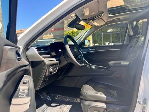 Used 2023 Jeep Grand Cherokee 4WD 4xe image 2