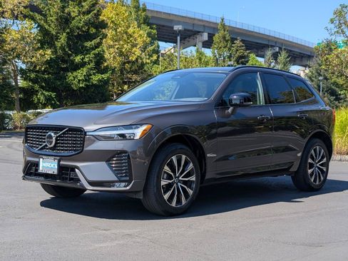 Used 2025 Volvo XC60 B5 Plus AWD/4WD image 3